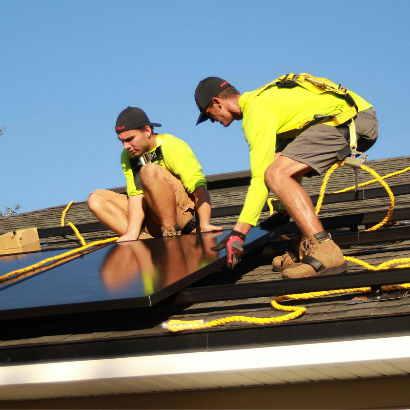 Equipo de SG Solar, instaladores de paneles solares en Jalisco